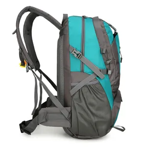 Grote groenblauwe en grijze wandelrugzak voor reizen, trektochten en buitensportgebruik.