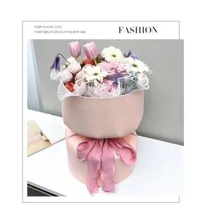 Vista detallada del papel de embalaje de flores rosa todo en uno de estilo coreano.