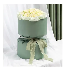 Primer plano de papel de regalo floral verde claro de estilo coreano con cinta elegante