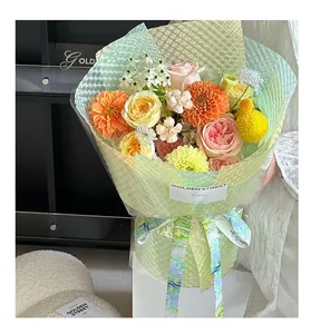 Detail van lichtgroen, waterbestendig bloemeninpakpapier met bubbeltextuur, 85 tekens.