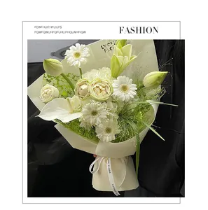 Eleganter weißer Blumenstrauß, umhüllt von kreativ vergoldetem Paillettennetz für Blumengeschenke.