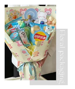 Vista detallada de papel de regalo floral con patrones de animales para ramos