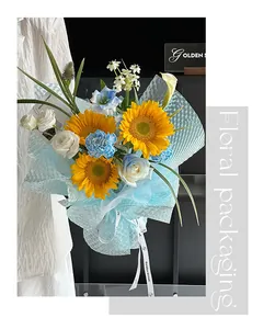 Lichtblauwe bloemenverpakking met bubbeltextuur waterdicht voor mooie boeketten