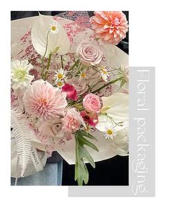 Detailansicht des eleganten vergoldeten Blumennetzes für einen frischen rosa Strauß.