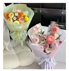Gedetailleerd overzicht van waterdicht bloemenpapier met bubbeltextuur in pasteltinten