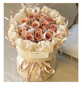 Primer plano de papel de regalo para flores color crema estilo coreano con cintas