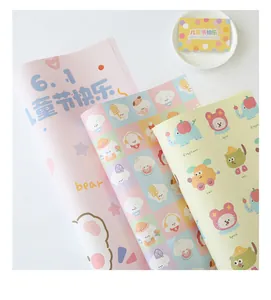 Primer plano de papel de regalo infantil con adorables motivos de animales animados