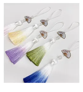 Detailweergave van vijf kleurrijke verloopkwasten met elegante waaierhangers