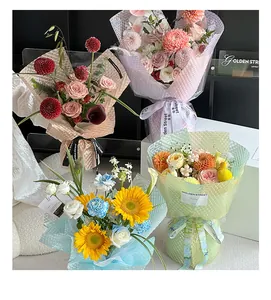 Detail van waterdicht bloemeninpakpapier met elegante bubbeltextuur in diverse kleuren