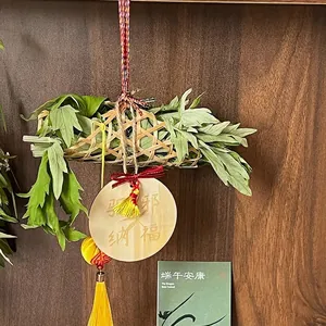 Colgante de bambú artesanal con hojas de artemisa y borla amarilla para el Festival del Bote