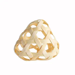 Colgante decorativo de bambú tejido a mano con patrón hexagonal tradicional