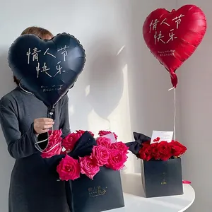 Set sacchetto regalo fiori San Valentino con palloncini a cuore e rose