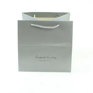 Sacchetto regalo in cartone grigio premium per bouquet di fiori con stampa romantica