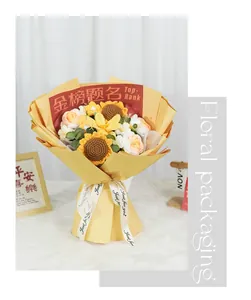 Primo piano di un bouquet di girasoli fatto a mano all'uncinetto in confezione regalo gialla