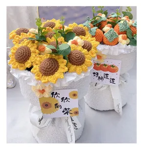Bouquet di girasoli e cachi fatti a mano all'uncinetto con nastri regalo.