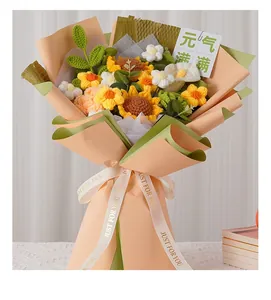 Dettaglio di un bouquet di girasoli lavorati a maglia in carta da imballaggio color pesca.