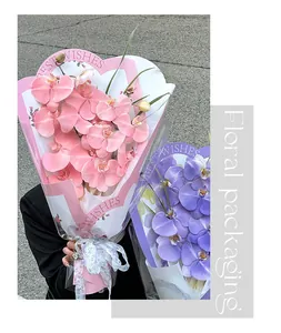 Vista dettagliata della carta da imballaggio floreale con bouquet di orchidee