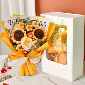 Bellissimo bouquet di girasoli fatto a mano all'uncinetto in confezione regalo con luci LED