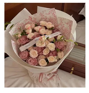 Vue détaillée du papier d'emballage floral vintage européen sur un bouquet de roses
