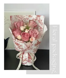 Gros plan sur du papier floral Toile de Jouy vintage pour l'emballage de bouquets