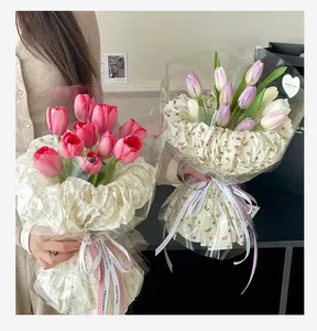 Detail van dik vloeipapier met rozenprint voor het verpakken van tulpenboeketten.