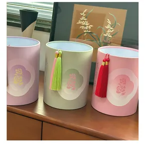 Seaux à fleurs décoratifs aux tons pastel avec glands pour cadeaux floraux élégants