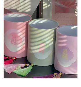 Détail des seaux à fleurs de fête des mères aux tons pastels avec glands décoratifs