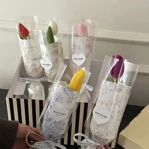 Vintage Blumenpapier für Blumensträuße mit Herzaufklebern und Bändern
