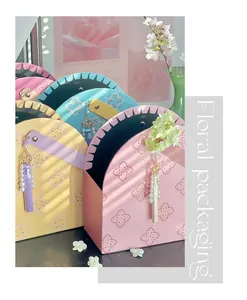 Vista dettagliata di scatole regalo per fiori a forma di conchiglia con nappe di perle