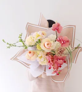 Vue détaillée du papier d'emballage de fleurs caramel imperméable pour bouquets élégants.