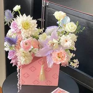 Elegante scatola regalo rosa per la festa della mamma con motivo a conchiglia e perla.