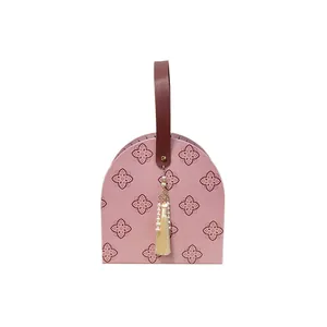 Elegante scatola regalo per fiori a forma di conchiglia rosa con nappa di perle e manico