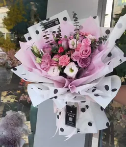 Papier d'emballage de fleurs imperméable élégant avec pois et rose pour bouquets