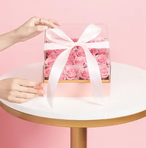 Detailansicht der quadratischen Blumenbox mit rosa Rosen und weißer Schleife