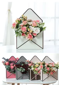 Detaillierte Ansicht verschiedener farbiger Umschlag-Blumenboxen mit eleganten Rosen