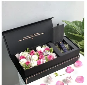 Detaillierte Ansicht einer schwarzen rechteckigen Blumengeschenkbox mit zwei Fächern.