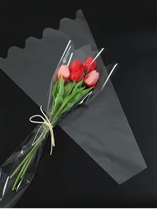 Détail d'emballage floral transparent à bords ondulés pour de jolis bouquets de tulipes.
