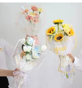Détail macro de sacs de bouquet en cellophane avec l'imprimé élégant 'Love What You Do'