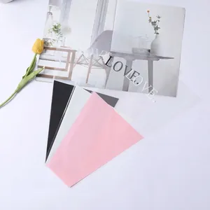 Sacs d'emballage de fleurs en cellophane avec imprimé LOVE pour bouquets et cadeaux.