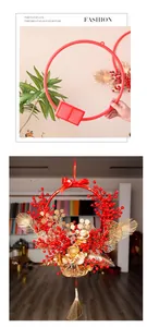Vue détaillée du cadre de couronne rouge et de son design ornemental de baies