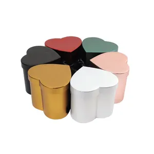 Set herzförmiger Blumen-Geschenkboxen in verschiedenen Metallic-Farben auf weißem Grund