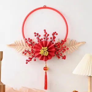 Couronne de Nouvel An chinois avec baies rouges, fougères dorées et caractère Fu