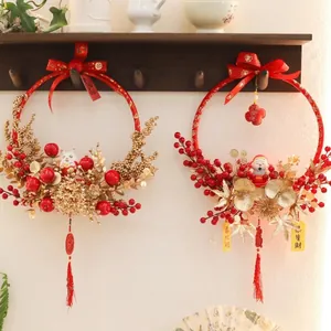Couronnes traditionnelles du Nouvel An chinois avec baies rouges et pompons pour porte