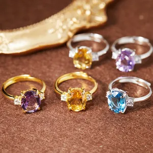 Gros plan de bagues en argent S925 serties de pierres d'améthyste et de citrine