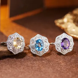 Vue détaillée de bagues en argent avec citrine, topaze et pierres d'améthyste
