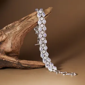 Vista dettagliata del bracciale di lusso in argento S925 con tanzanite su legno