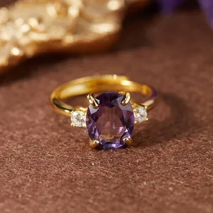 Détail d'une élégante bague ovale en améthyste naturelle en argent plaqué or massif