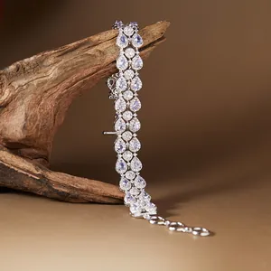 Dettaglio del bracciale in argento con tanzanite naturale e pietre taglio a pera