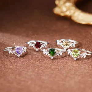 Vue détaillée de bagues en argent avec pierres précieuses en cœur et motifs de feuilles
