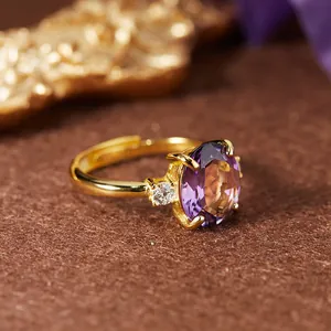 Gros plan d'une bague en argent S925 plaqué or avec une grande améthyste violette ovale